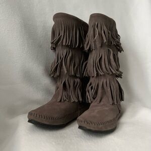 Minnetonka Size 7 Grey Suede Fringe Moccasin.
